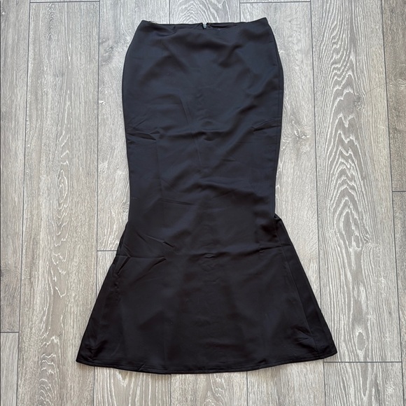 Leau satin skirt - Picture 1 of 3